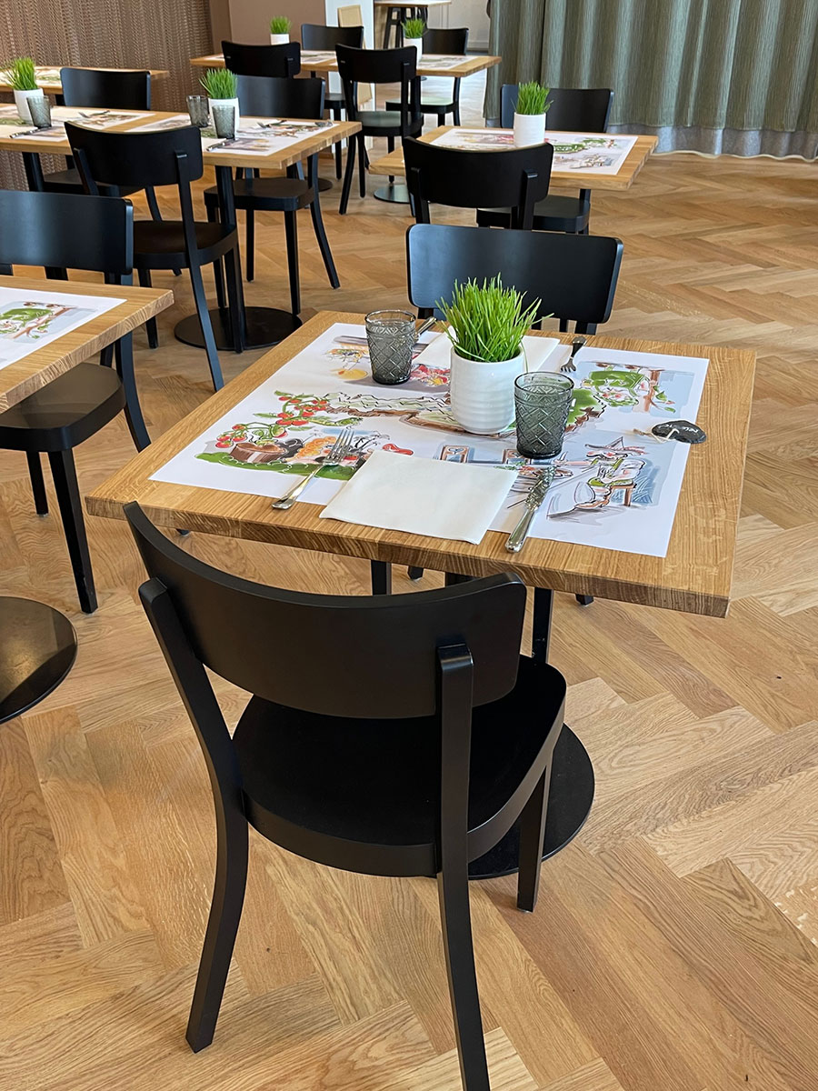 Esstische aus Massivholz by minimal design und schwarze Stühle von Horgen Glarus