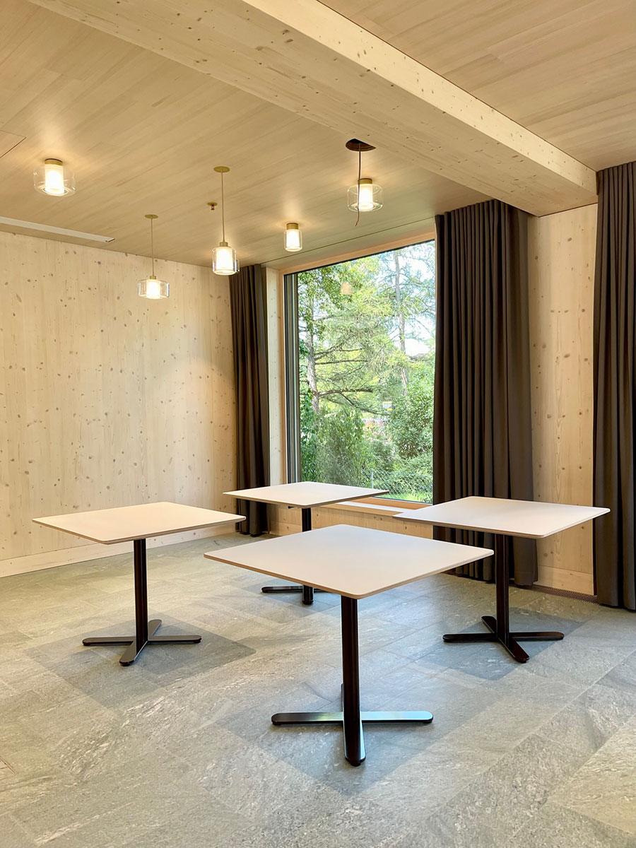Tisch «Minimal» von Minimal Design im Essbereich des Alterspflegeheims Dominikushaus Riehen.