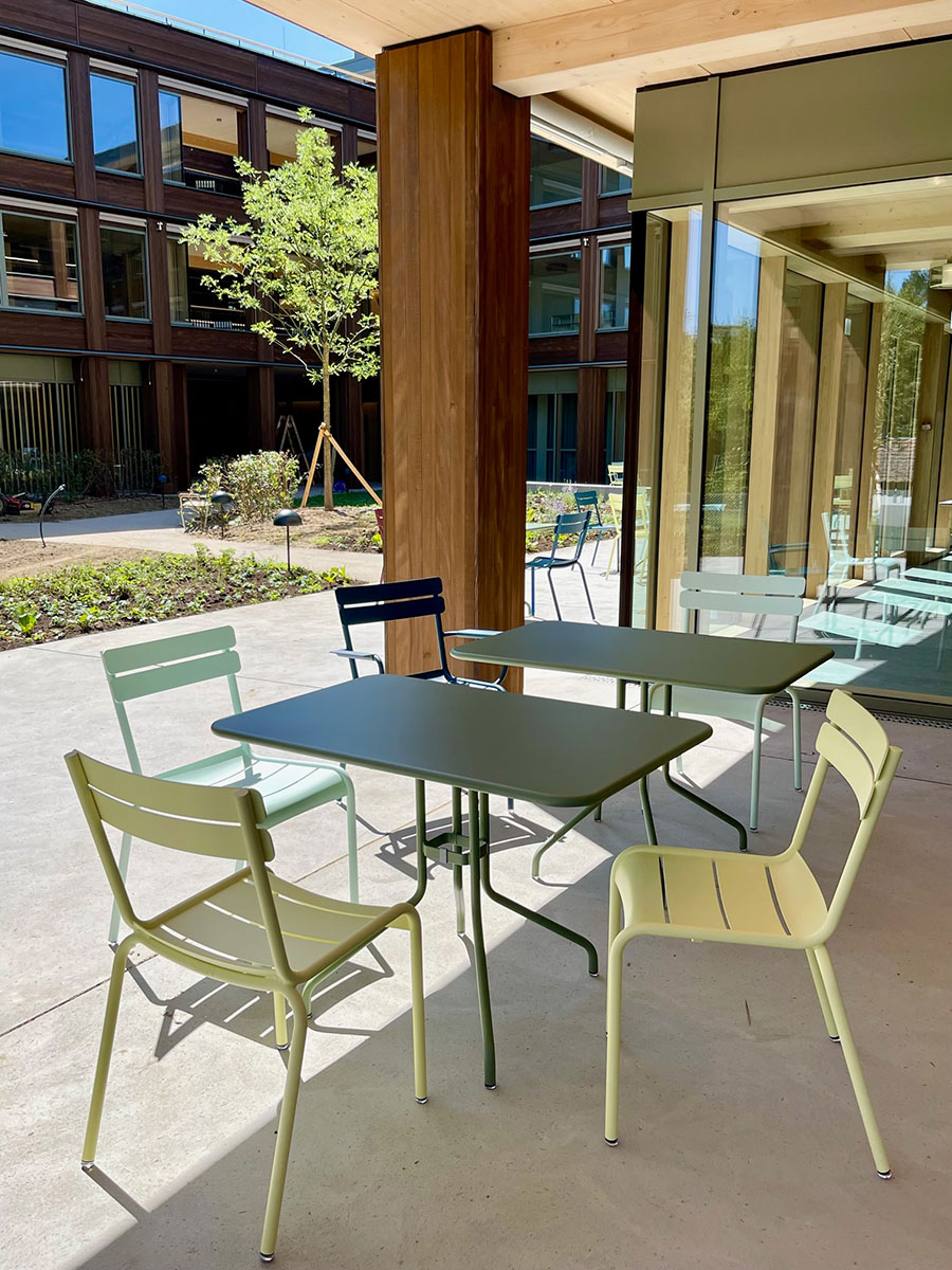 Stühle «Luxembourg» von Fermob in diversen Farben auf der Terrasse des Alterspflegeheims Dominikushaus Riehen.