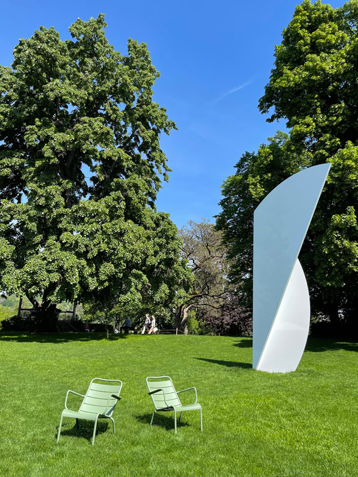 Sessel «Luxembourg» von Fermob in der Farbe «Kaktus» im Park der Fondation Beyeler