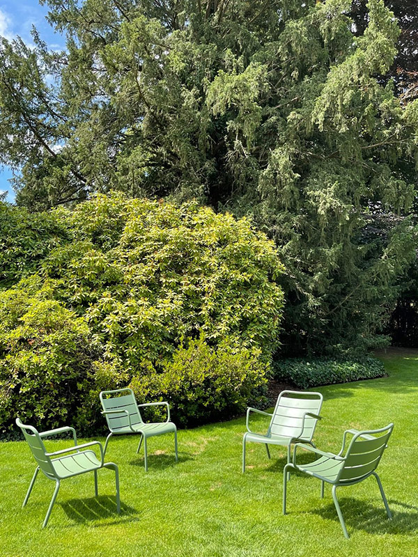 Vier «Luxembourg» Sessel von Fermob in der Farbe «Kaktus» im Park der Fondation Beyeler