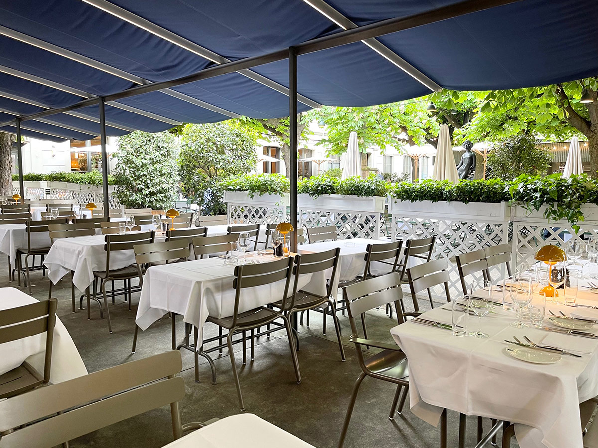 Restaurant Kunsthalle Basel: «Weisser Teil» der Terrasse mit Luxembourg Gartenstühlen in der Signaturfarbe von Minimal Design