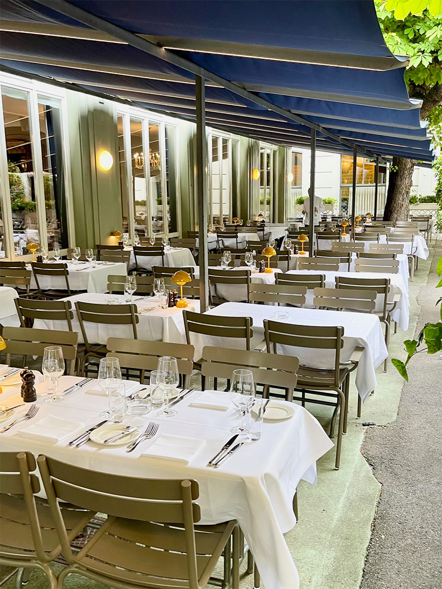 Restaurant Kunsthalle Basel: «Weisser Teil» der Terrasse mit Luxembourg Gartenstühlen in der Signaturfarbe von Minimal Design