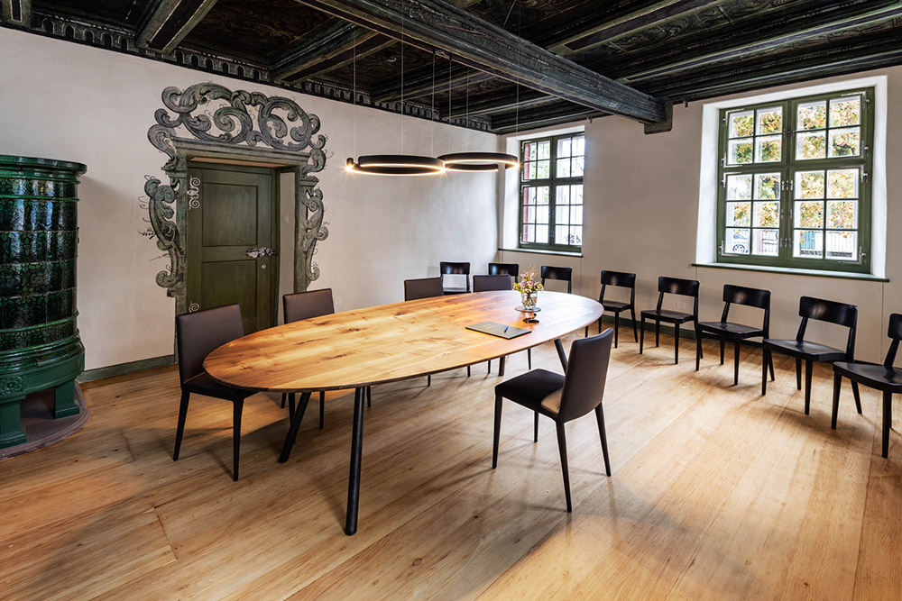 Modern eingerichtetes Trauzimmer im historischen Lüscherhaus in Riehen