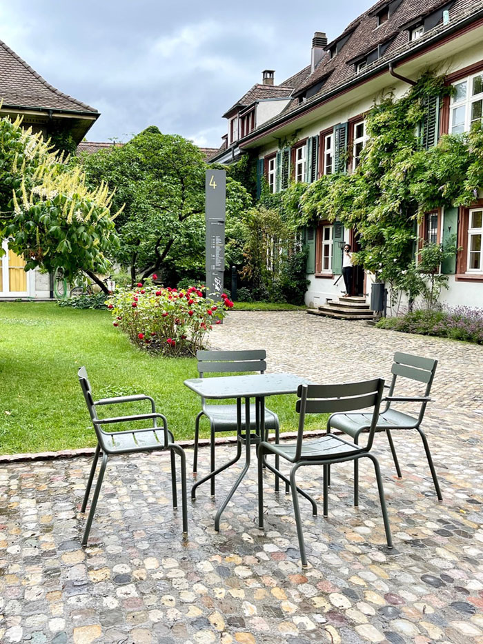 Fermob Gartenmöbel «Luxembourg» in der Farbe «Rosmarin» im Hof der Musik Akademie Basel