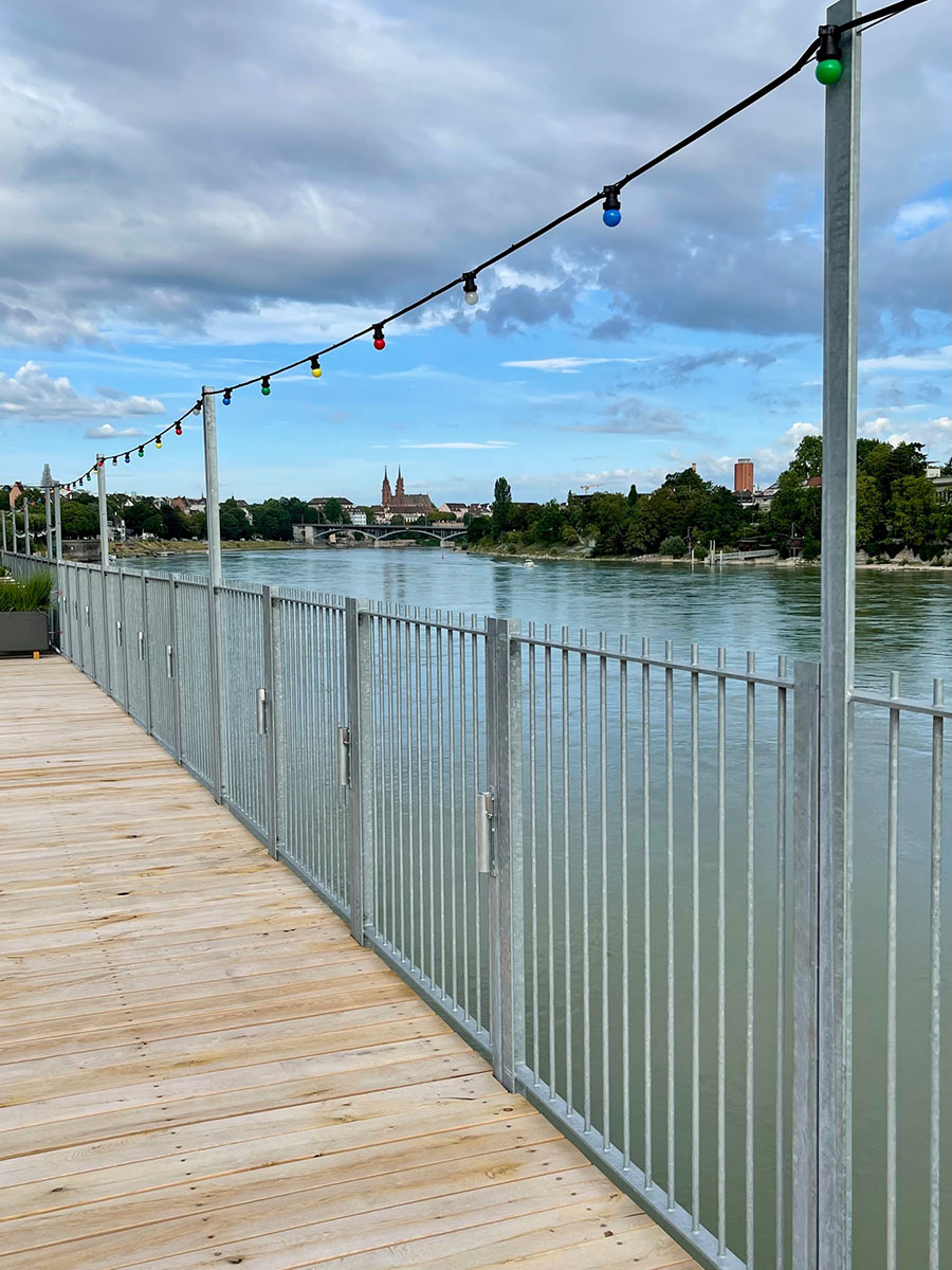 Die neue Erweiterung des Rheinbad Breite mit Blick auf den Rhein und das Basler Münster