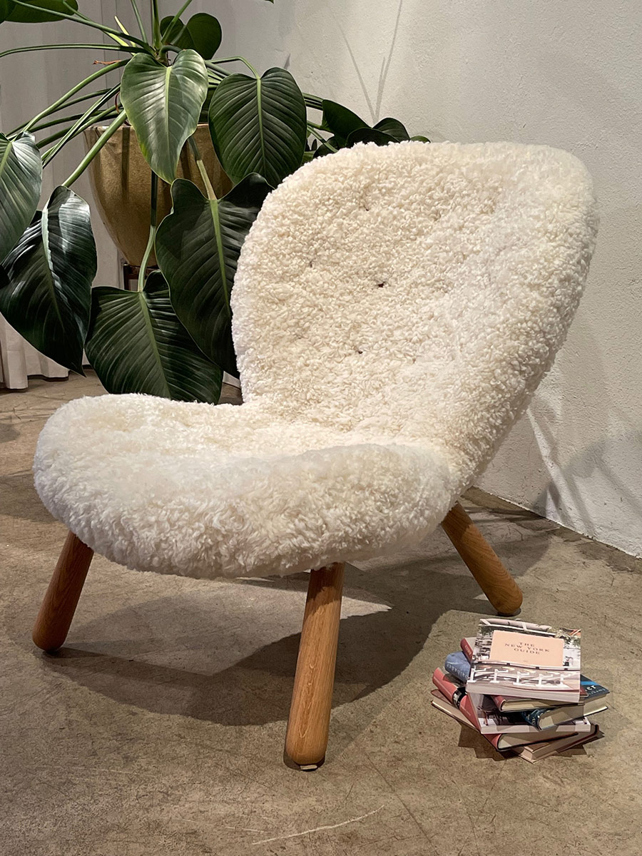Arctander Chair – Fellsessel mit weissem Schafsfell