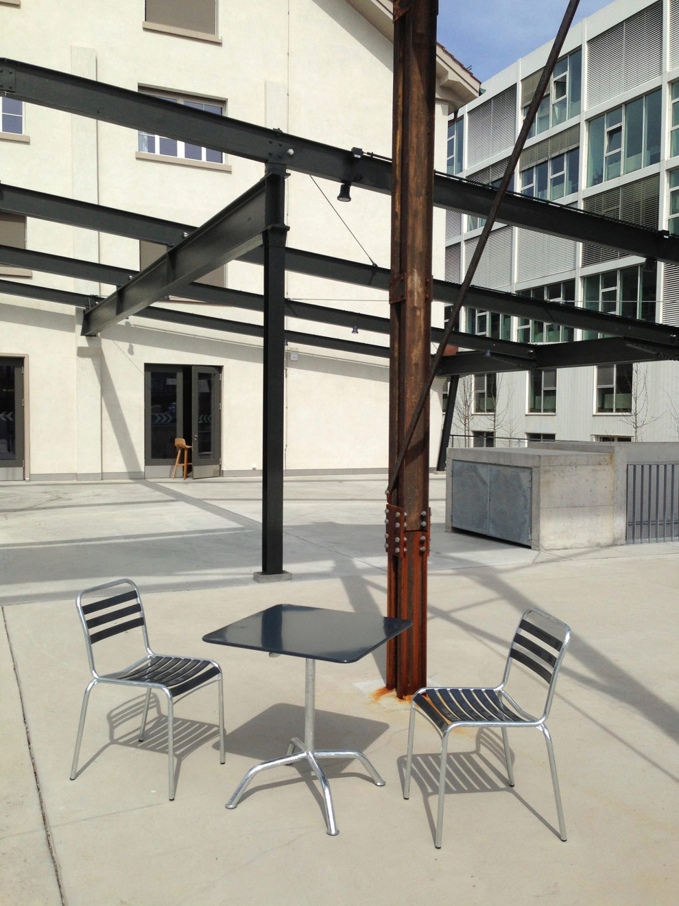 Quadratischer Bättig Gartentisch und passende Stühle in Schwarz