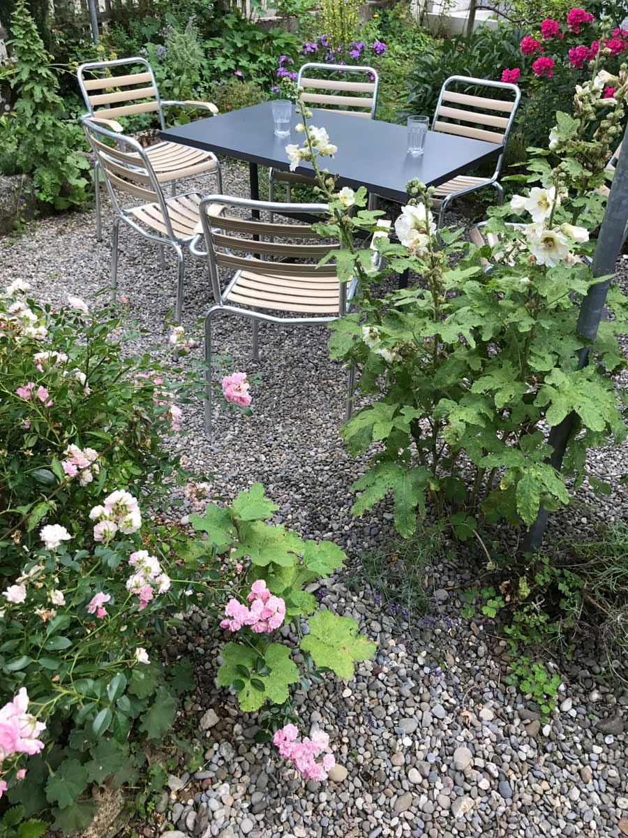 Wilder Garten mit Bättig Gartenstühlen in Beige