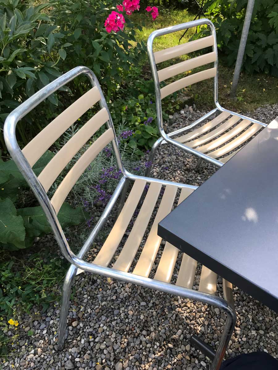 Detailaufnahme von Bättig Gartenstühlen in Beige