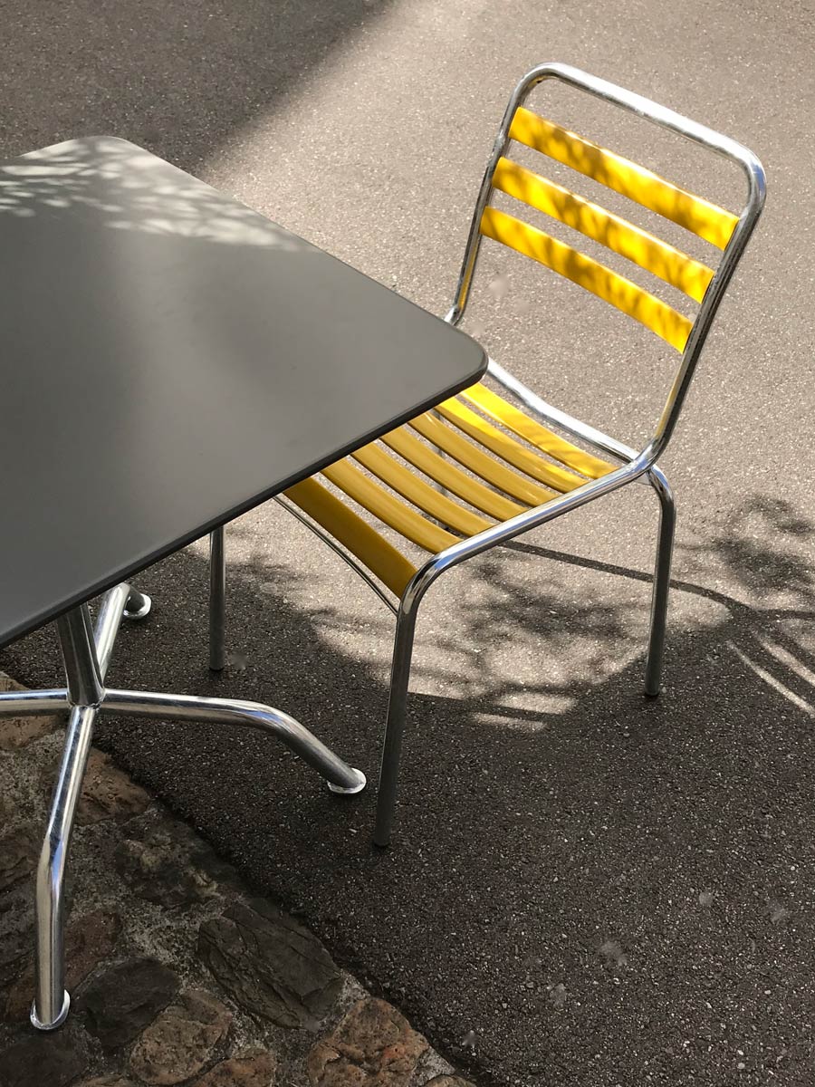 Bättig Gartenstuhl in Zitronengelb im Schatten