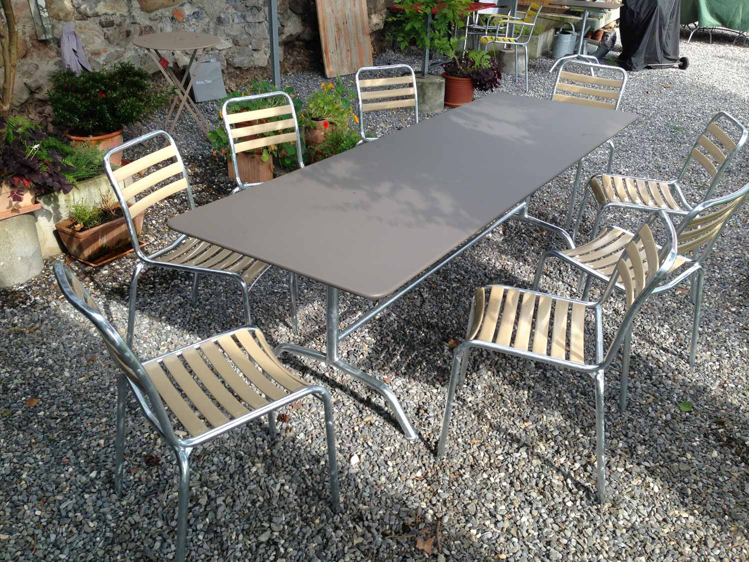 Langer Bättig Gartentisch in der Farbe «Schlamm», mit Bättig Gartenstühlen in der Farbe «Beige»