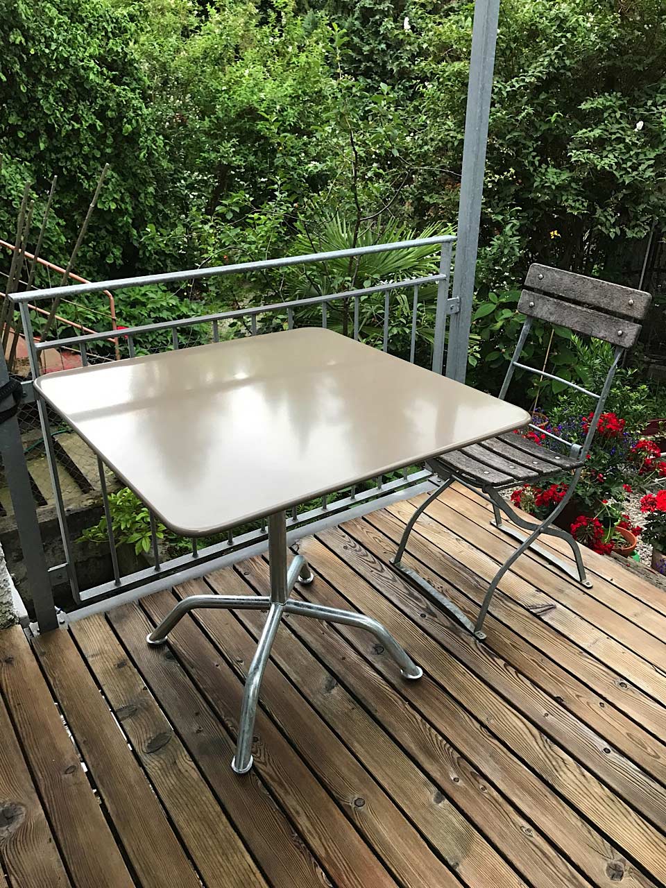 Quadratischer Bättig Gartentisch auf einem Balkon