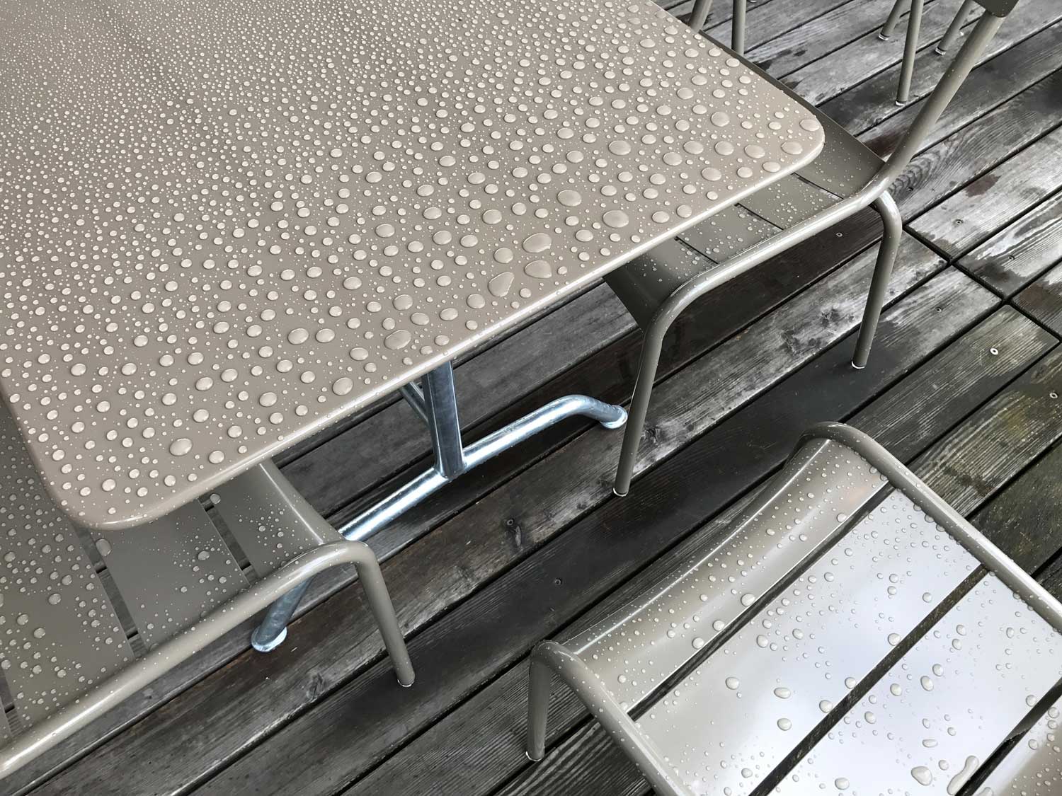 Bättig Gartentisch in der Farbe «Schlamm» mit Wassertropfen