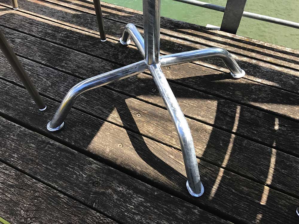 Quadratischer Bättig Gartentisch mit stabilem Fuss