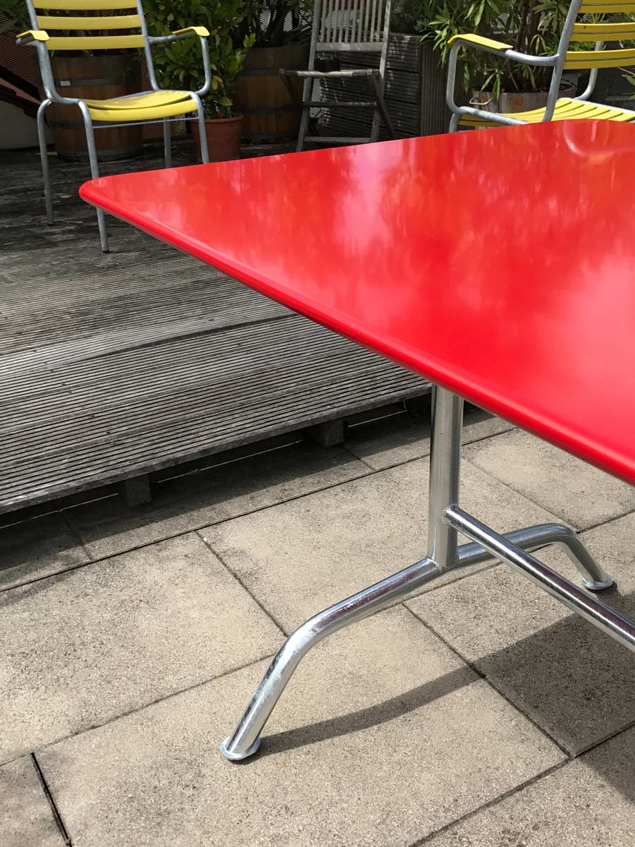 Roter Bättig Gartentisch auf einer Dachterrasse