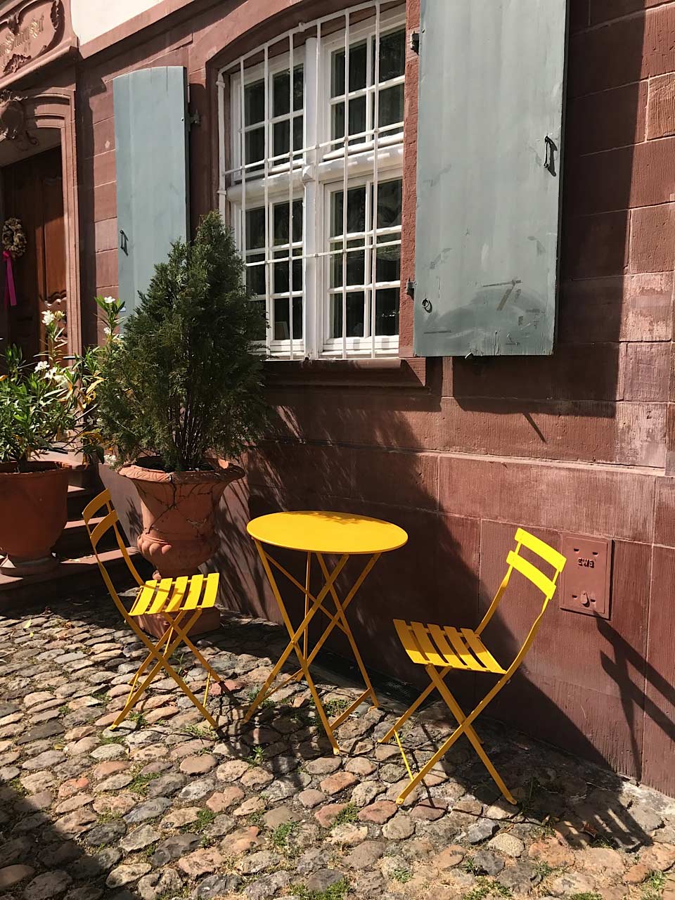 Runder Bistro Klapptisch mit zwei Bistro Klappstühlen von Fermob in Honiggelb