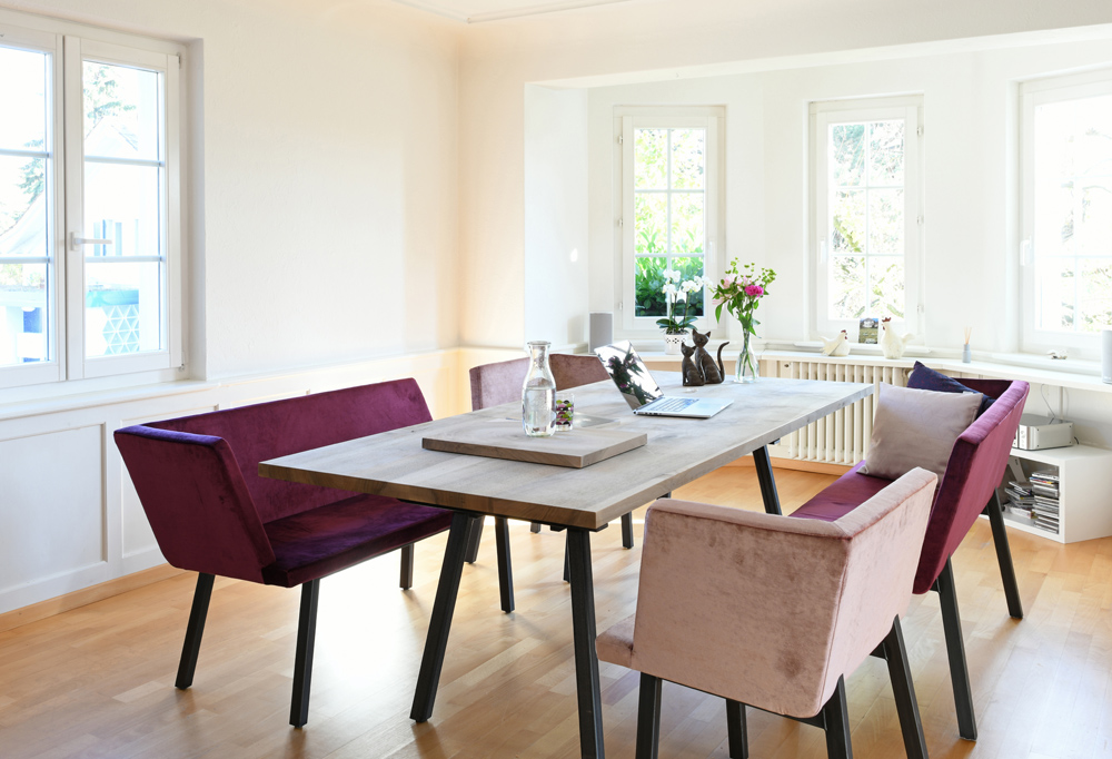 Tisch Gelo mit vier Tischsofas Degelo in Samt in den Farben Zartrosa und Purpur