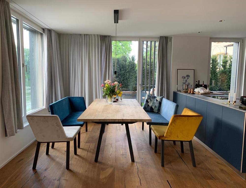 Tisch Gelo mit vier Tischsofas Degelo in Samt in den Farben Blau, Gelb und Grau