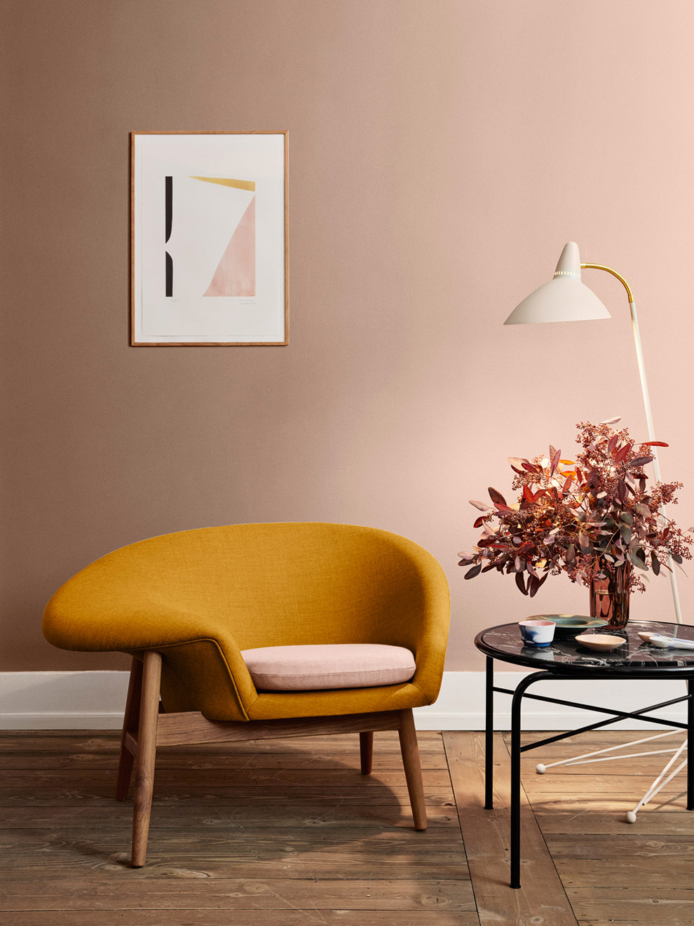 Fried Egg Chair in Safrangelb mit rosa Kissen