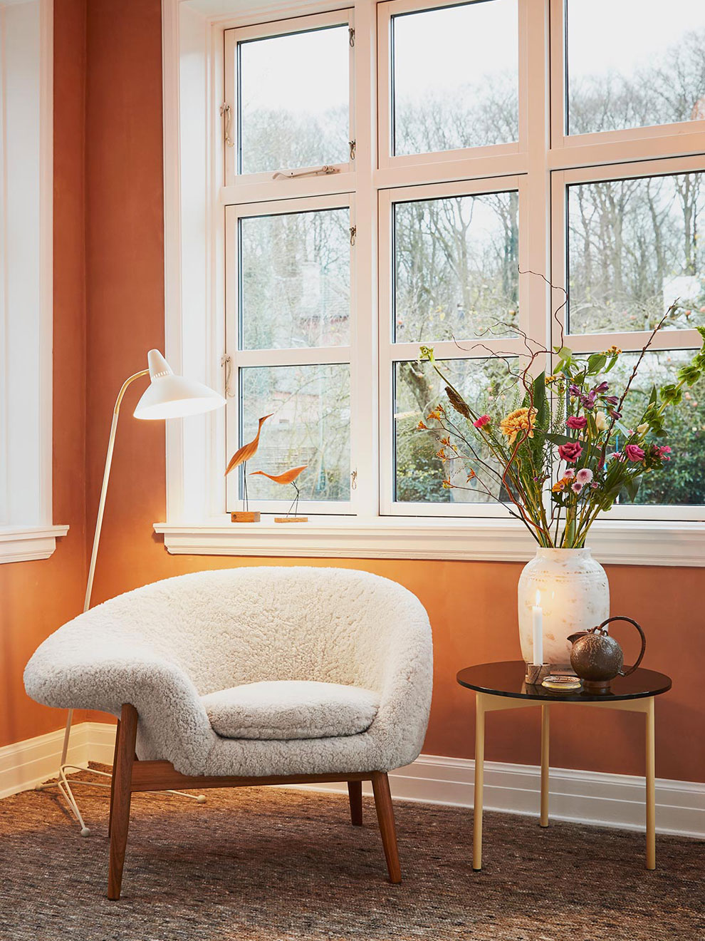 Fried Egg Lounge Chair mit Schaffell in weiss