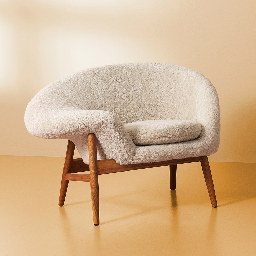 Fried Egg Lounge Chair mit Schaffell in weiss