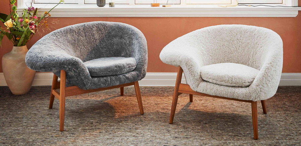 Zwei Fried Egg Lounge Chairs mit Schaffell in grau und weiss
