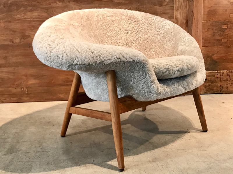 Fried Egg Lounge Chair mit Schaffell in weiss
