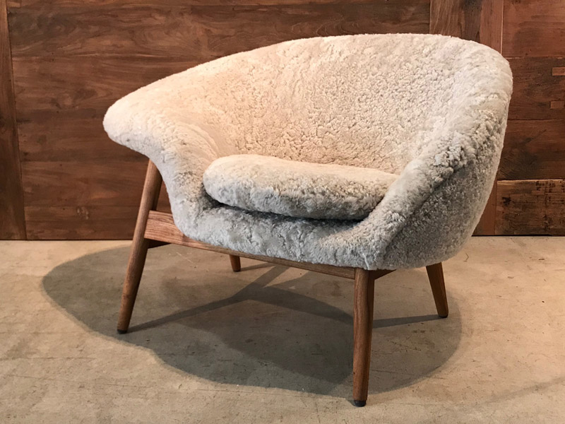Fried Egg Lounge Chair mit Schaffell in weiss