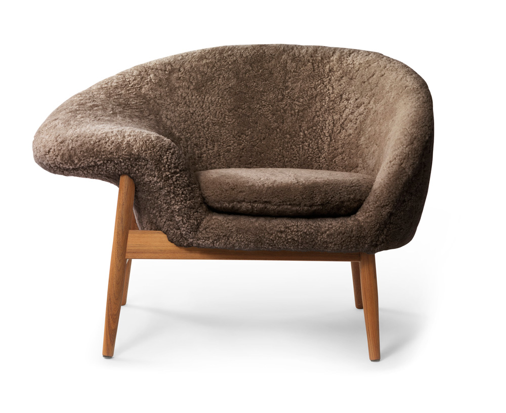 Fried Egg Lounge Chair mit Schaffell in braun