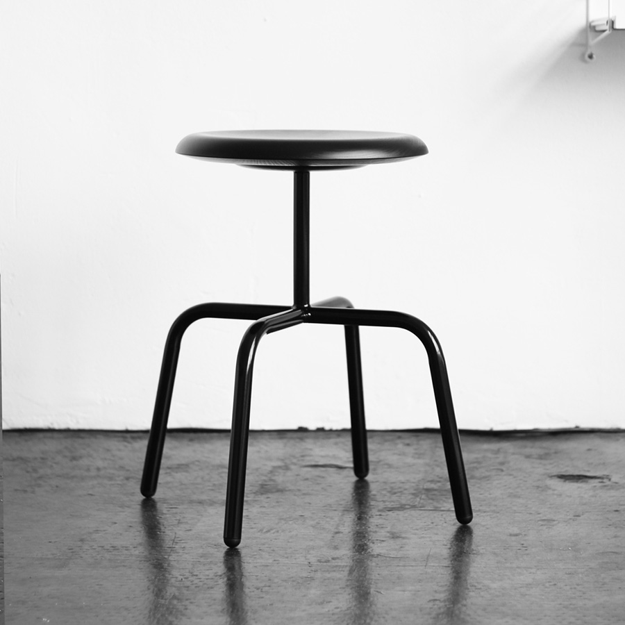 Tiefer Herrenberger Hocker in schwarz