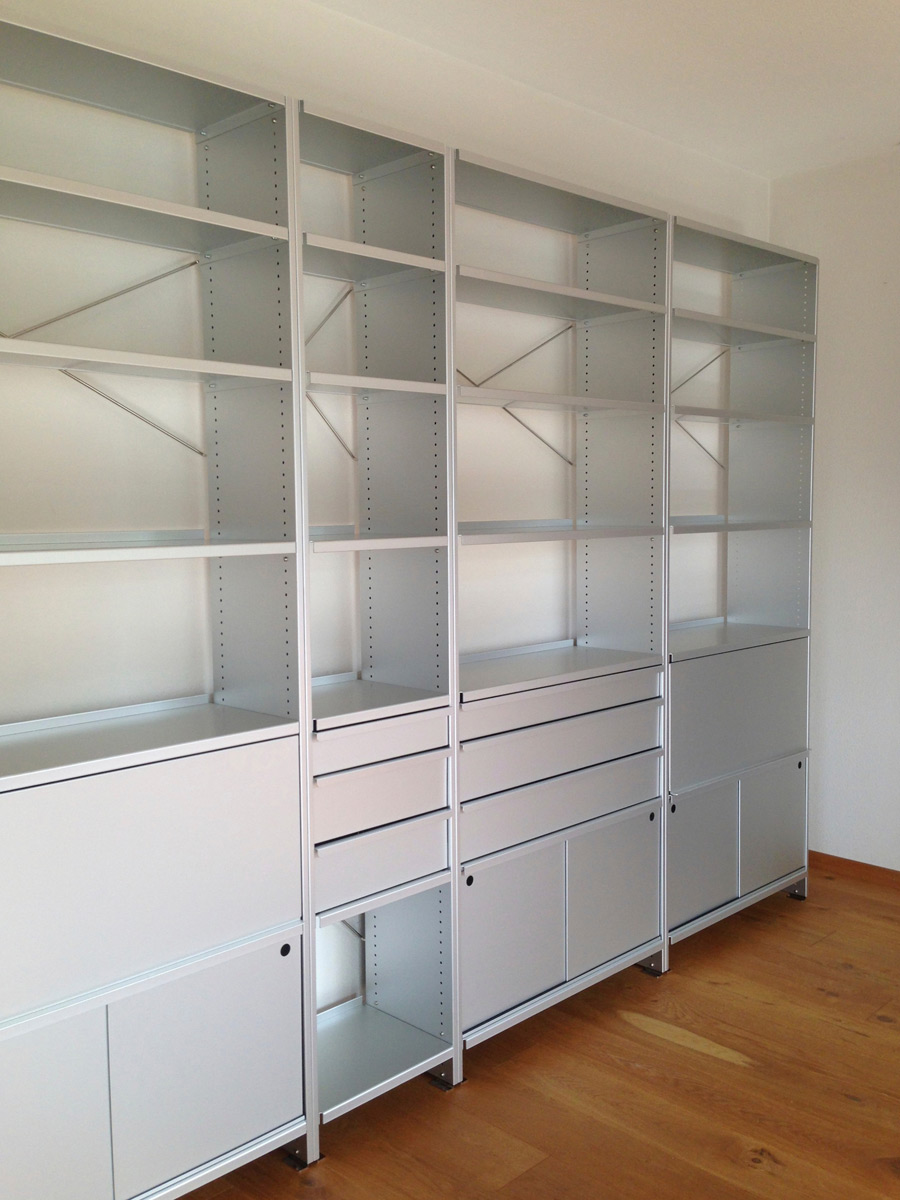 Leeres Lehni Regal in Aluminium auf Holzboden