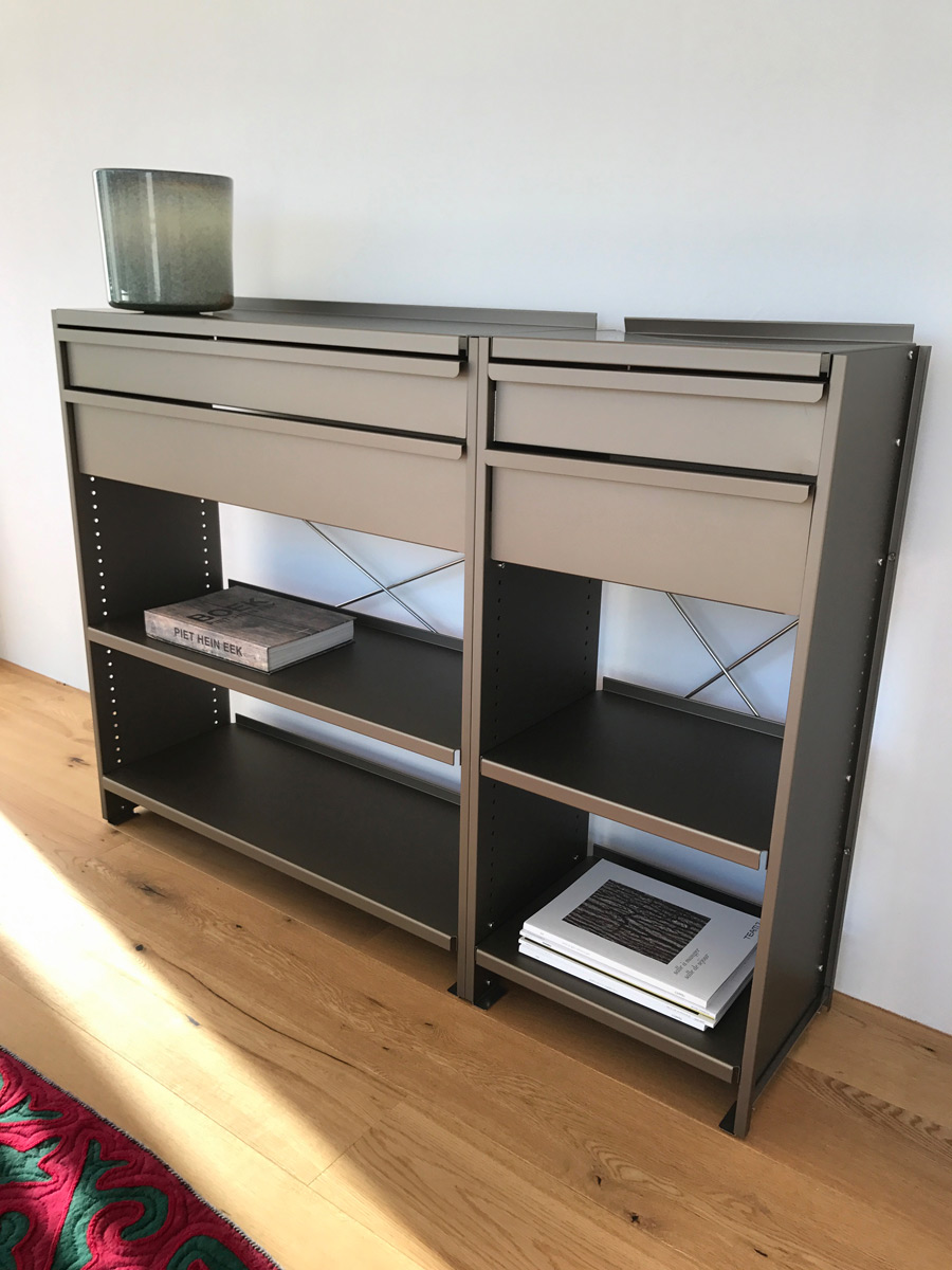 Lehni Regal als Sideboard mit einzelnen Büchern und einer grauen Vase