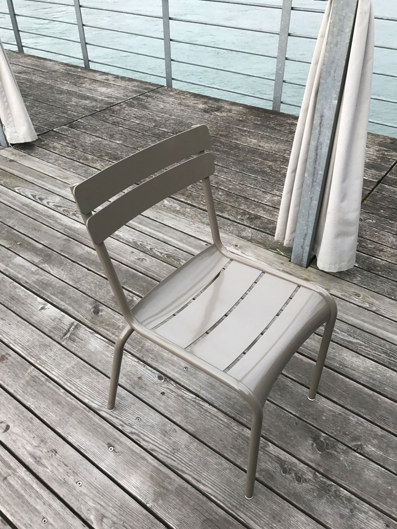 Luxembourg Gartenstuhl in der Hausfarbe von minimal auf der Terrasse von Le Rhin Bleu
