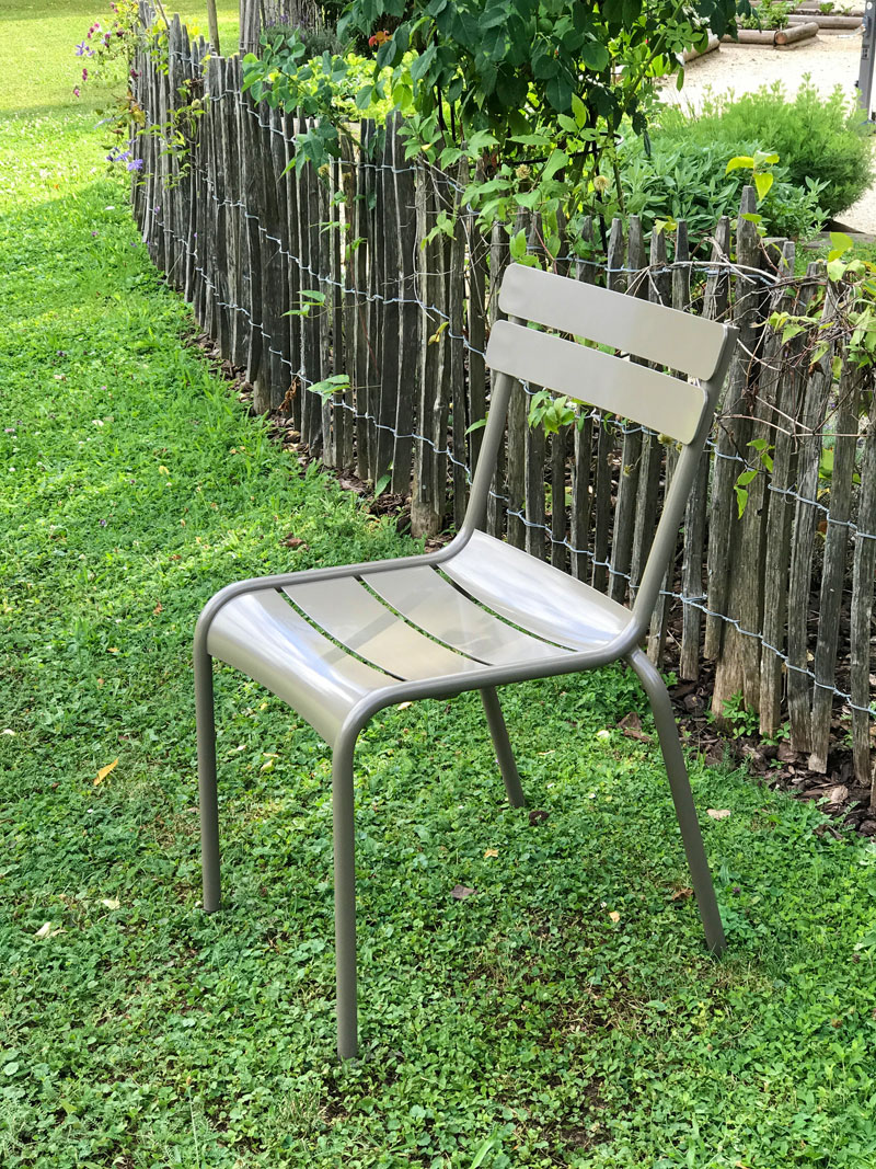 Luxembourg Gartenstuhl in der Hausfarbe von minimal auf saftigem, grünem Gras