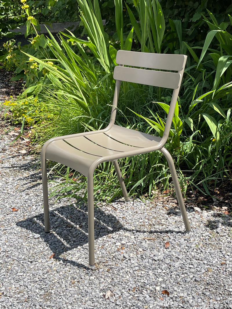 Luxembourg Gartenstuhl in der Hausfarbe von minimal auf einem Kiesuntergrund