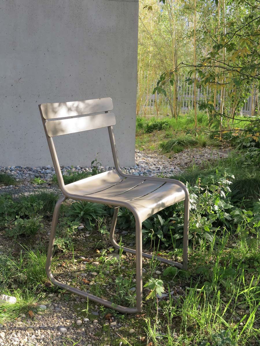 Parkstuhl: Sonderanfertigung des Luxembourg Gartenstuhls mit Kufen für die Möblierung von Parkanlagen mit weichem Untergrund