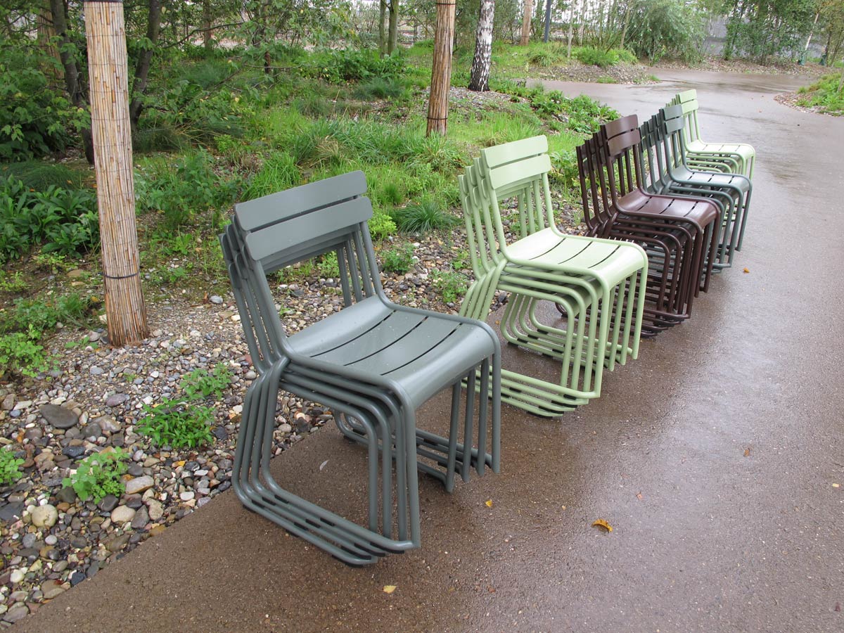 Parkstuhl: Sonderanfertigung des Luxembourg Gartenstuhls mit Kufen in den Farben Rosmarin, Lindgrün und Rost