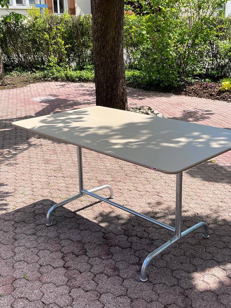 Gartentisch «Rigi» in Beige in der Frühlingssonne
