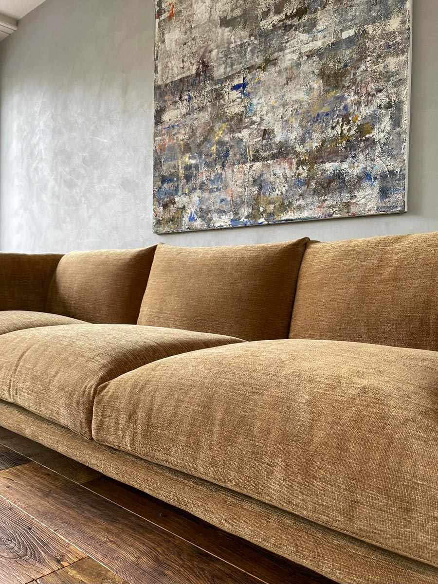 Kite Sofa mit drei Sitzplätzen in Gelb mit abstrakter Malerei im Hintergrund