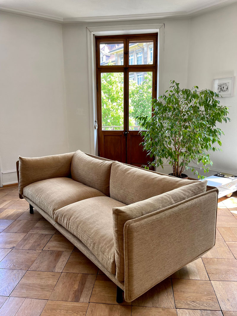 Kite Sofa mit zwei Sitzplätzen in Gelb in einer Altbauwohnung mit Holzboden
