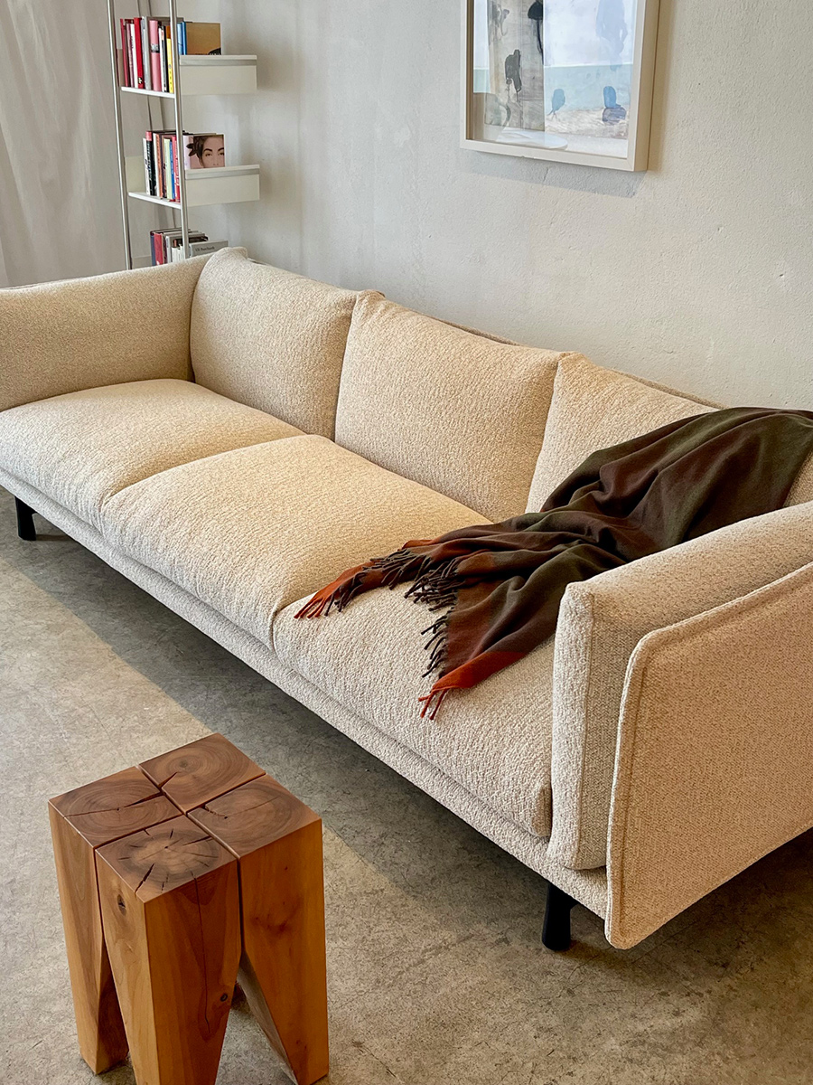 Kite Sofa mit hellem Stoffbezug